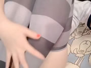 Una ragazza asiatica carina si scatta un selfie con le sue bellissime tette